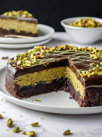 Dubai Chocolate Cake with Pistachio Filling and Velvety Chocolate Sauce Recipe