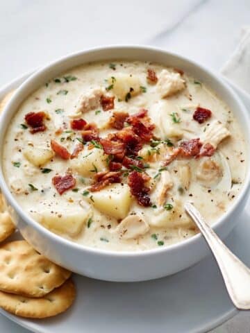Creamy New England Clam Chowder with Bacon and Potatoes Recipe
