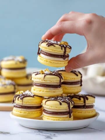 Decadent Millionaire Macarons with Caramel, Chocolate Ganache, and Crispy Shortbread Crumble Recipe